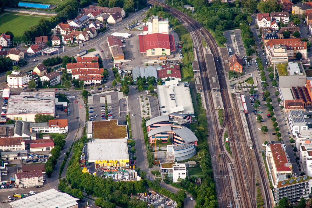 Luftbild: Bahnhofsgebäude und Gleisanlagen des S-Bahnhofes Herrenberg mit UDG Herrenberg GmbH und Steinbeis-Hochschule Berlin in Herrenberg im Bundesland Baden-Württemberg in Deutschland. Foto: IMG_66870.jpg vom 07.06.2014 durch Werner Riehm/FLY-FOTO.de