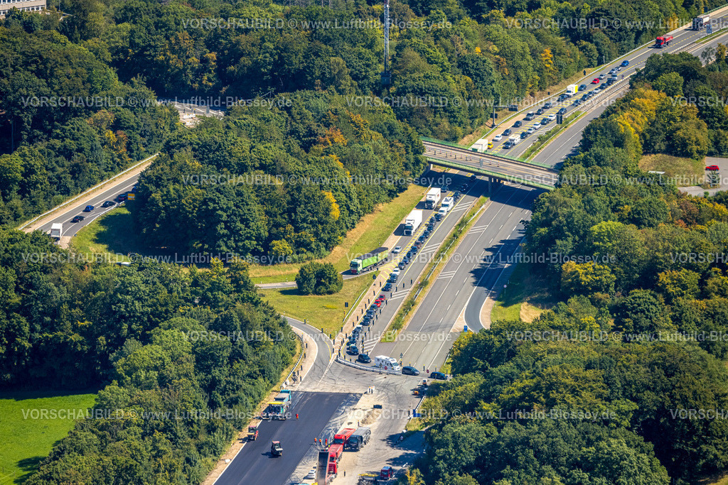 Luedenscheid250814257 | Luftbild, Baustelle und neuer Straßenbelag Autobahn A45, Abfahrt Lüdenscheid, Vollsperrung Straßenverkehr mit Stau, Brücke Brunscheider Straße, Leifringhausen, Lüdenscheid, Sauerland, Nordrhein-Westfalen, Deutschland