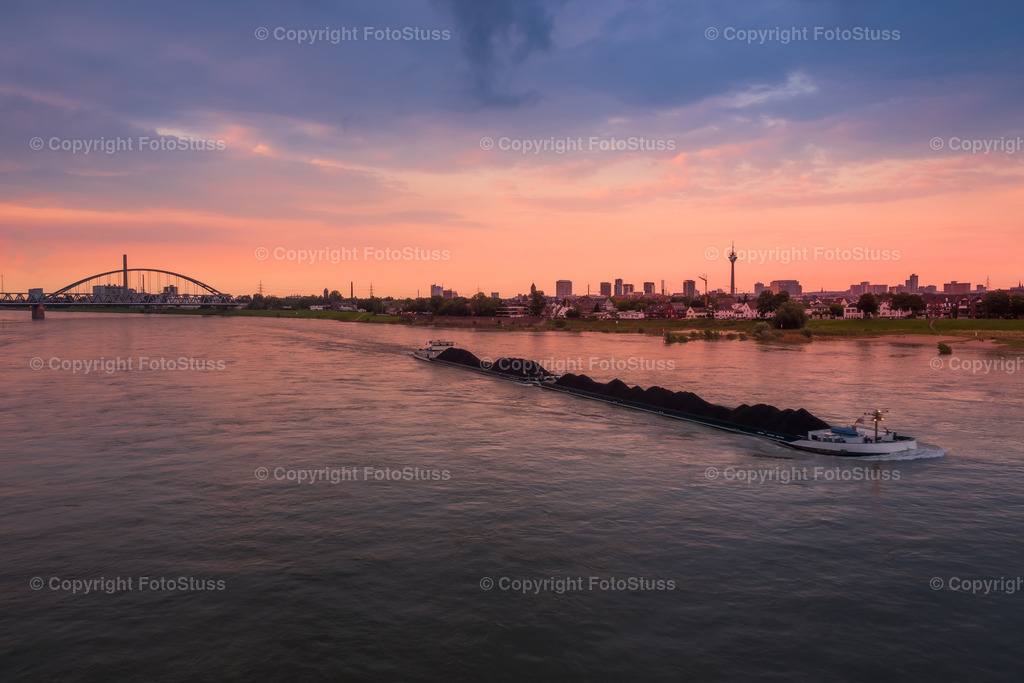 Schiff auf dem Rhein in Düssedorf am Abend | Das Binnenschiff transportiert seine Fracht auf dem Rhein bei Düsseldorf. - Realisiert mit Pictrs.com