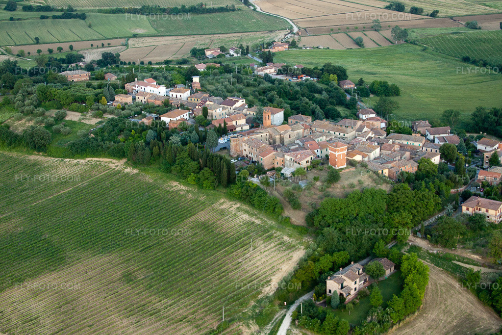 Aerial view: View of the town in Valiano in the state Tuscany, Italy. – Photo: IMG_28325.jpg taken on 06/02/2010 by Werner Riehm/FLY-FOTO.com – Resolution of the original: 4582 x 3055 px