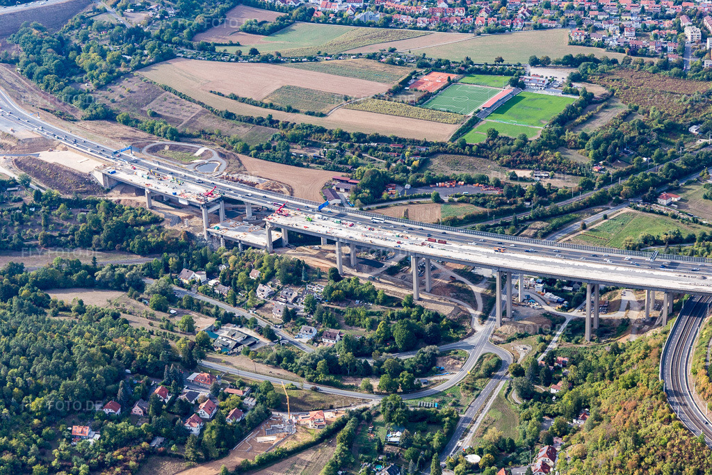 Luftbild: Bauarbeiten an der Talbrücke Heidingsfeld und Verlauf der Bundesautobahn A3 im Süden von Würzburg. Die Talbrücke erstreckt sich über ein Tal zwischen dem Nonnenberg und dem Katzenberg. im Ortsteil Heidingsfeld in Würzburg im Bundesland Bayern in Deutschland. Foto: IMG_111366.jpg vom 09.09.2018 durch Werner Riehm/FLY-FOTO.de