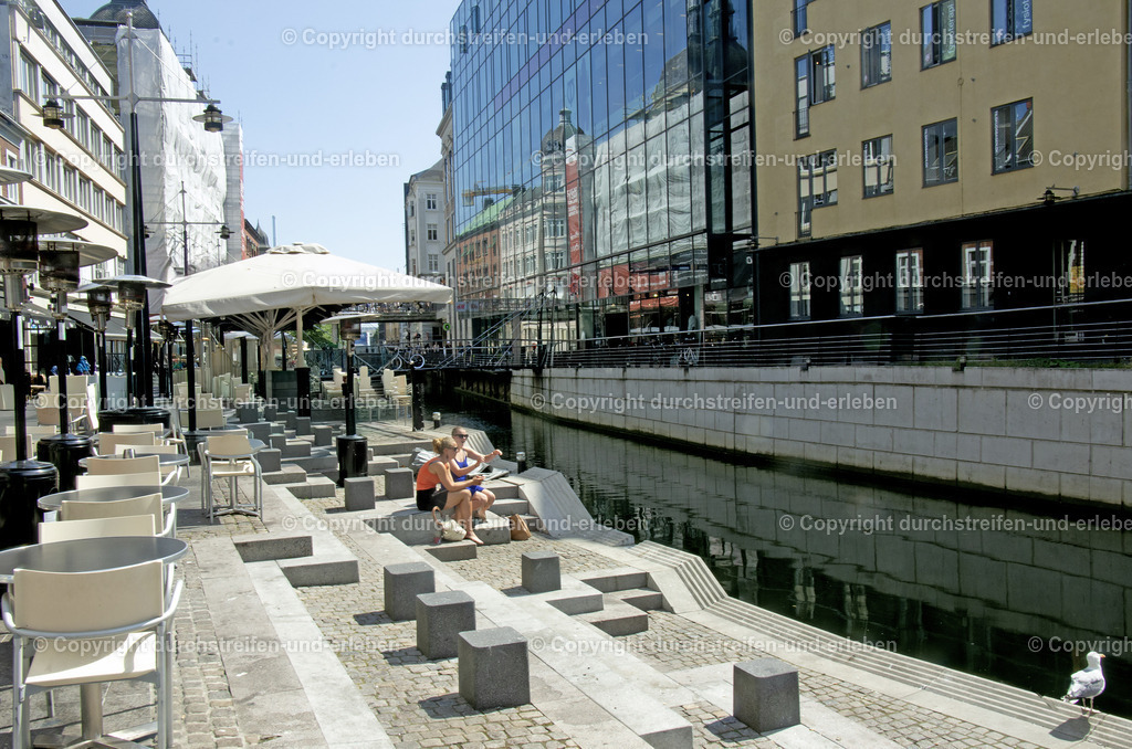 Åboulevarden in der Innenstadt von Aarhus | Åboulevarden, ein beliebter Treffpunkt am Tage und in der Nacht in Aarhus. - Realisiert mit Pictrs.com