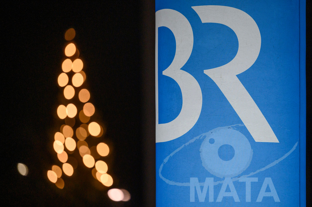 _DWI5923 | BR Symbol und belichtete Tannenbaum  bei '30 Jahre Sternstunden-Gala 2023' in der Frankenhalle. Nürnberg, 15.12.2023 - Realisiert mit Pictrs.com