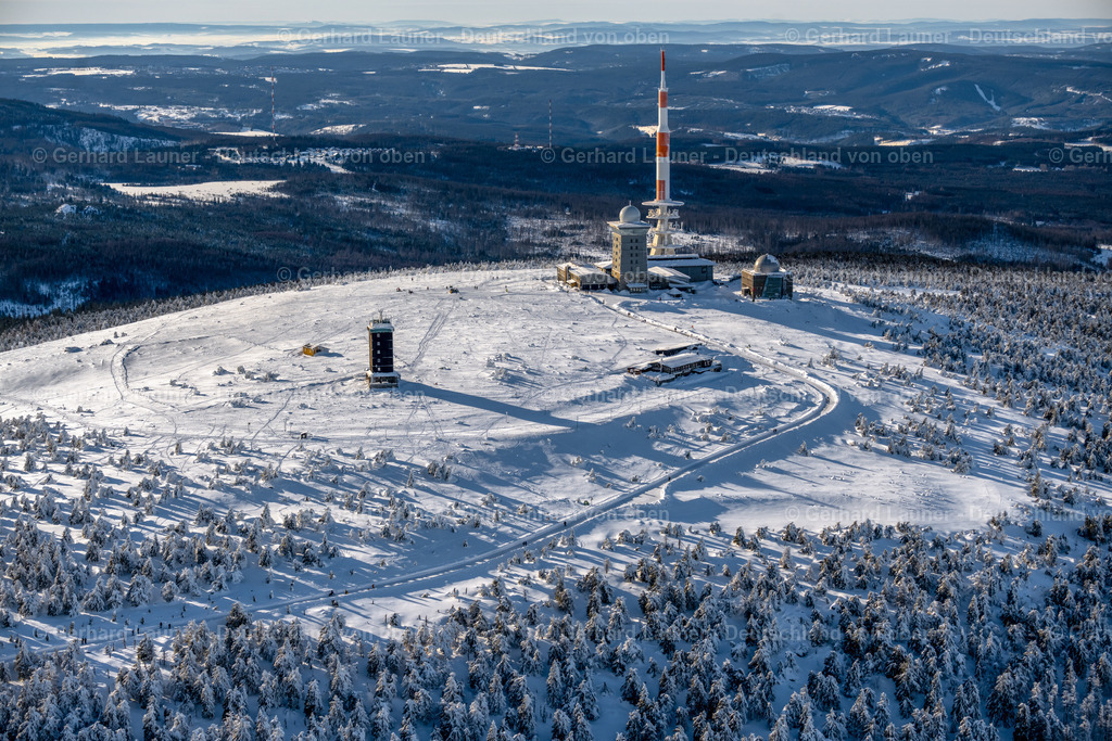 4044920 | SCHIERKE 14.02.2021 Winterlich schneebedeckte Funkturm und Sendeanlage auf der Kuppe des Brocken im Nationalpark Harz in Schierke im Bundesland Sachsen-Anhalt, Deutschland. Weiterführende Informationen bei: DFMG Deutsche Funkturm GmbH,  Deutscher Wetterdienst DWD. // Wintry snowy radio tower and transmitter on the crest of the mountain range Brocken in Harz in Schierke in the state Saxony-Anhalt, Germany. Further information at: DFMG Deutsche Funkturm GmbH,  Deutscher Wetterdienst DWD. Foto: Gerhard Launer