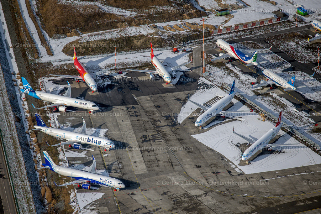 4044541 | HAMBURG 14.02.2021 Winterlich schneebedeckte Pandemiebedingt auf den Freiflächen und Parkpositionen abgestellte Neuflugzeuge A320 - A321 in den jeweiligen Kundenlackierungen im Werftgelände der Airbus SE im Ortsteil Finkenwerder in Hamburg, Deutschland. // Wintry snowy due to the pandemic, new aircraft A320 - A321 in the respective customer liveries parked in the open spaces and parking positions in the Airbus SE shipyard premises in the Finkenwerder district in Hamburg, Germany. Foto: Gerhard Launer