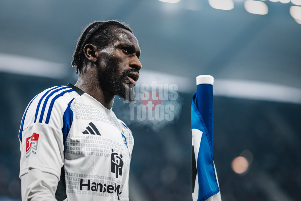 Fußball | Männer | Saison 2024/2025 | 2. Fußball-Bundesliga | 15. Spieltag | Hamburger SV vs. SV Darmstadt 98 | 08.12.2024 | Bakery Jatta (#18, HSV) nach seiner Auswechslung