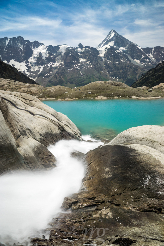Gletscherbach mit See und Bietschhorn in den Schweizer Alpen | Captured while hiking with a friend in Lötschental, Valais. In the Background you can see the northside of Bietschhorn. - Realisiert mit Pictrs.com