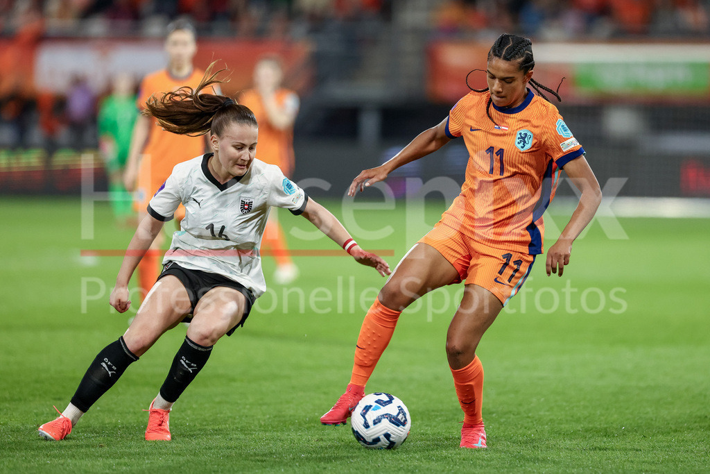 Fussball, UEFA Women s Nations League, Deutschland - Österreich | v.li.: Annabel Schasching (Österreich, 16) und Esmee Brugts (Niederlande, 11) im Zweikampf, Duell, Dynamik, Aktion, Action, Spielszene