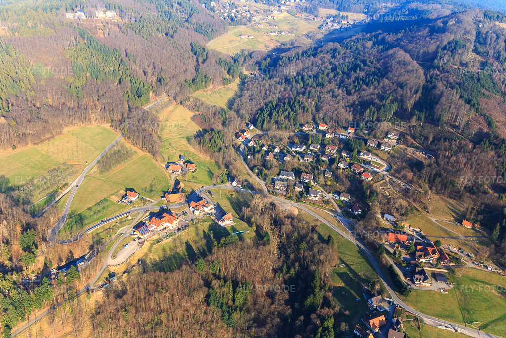Luftbild: Bergstraße, Am Schloßberg in Sasbachwalden im Bundesland Baden-Württemberg in Deutschland. Foto: IMG_097716.jpg vom 16.03.2017 durch Werner Riehm/FLY-FOTO.de