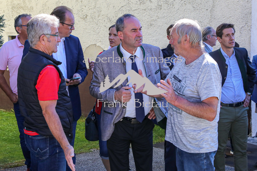 OE7A7700 | Rundgang durch Rabenstein mit Minister Aiwanger, Gespräch mit Anwohnern