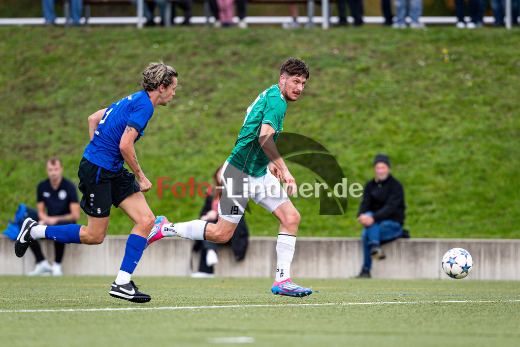 1. FC Penzberg gegen FC Wacker München | Bezirksliga Oberbayern Süd 3, 1. FC Penzberg gegen FC Wacker München, 20241012,Denis GRGIC (1. FC Penzberg 19) am Ball,2024-10-12 in Penzberg (Stadion an der Karl-Wald-Straße), Benno DEEKEN (FC Wacker München 5), Denis GRGIC (1. FC Penzberg 19)Copyright: WolfgangxLindner www.foto-lindner.de