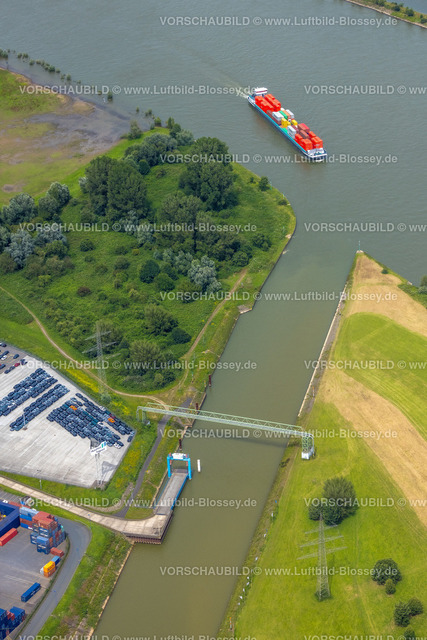 Duisburg240704152-West | Luftbild, Duisburg-West, duisport logport I (Eins) Ro-Ro-Anlage, Fluss Rhein Uferbereich, Binnenschifffahrt Containerschiff, Friemersheim, Duisburg, Ruhrgebiet, Nordrhein-Westfalen, Deutschland
