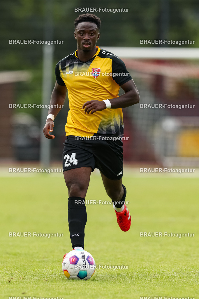 1_SVSKFC_20250726_1531.JPG -  - SV Schermbeck - KFC Uerdingen  - Testspiel | Schermbeck, Deutschland, 26.07.25: Kingsley Helmut Marcinek (KFC Uerdingen) in Aktion, am Ball, Einzelaktion während des Testspiel Spiels zwischen SV Schermbeck - KFC Uerdingen  in der Volksbank Arena am 26. July 2025 in Schermbeck, Deutschland. (Foto von Stefan Brauer/Brauer-Fotoagentur)