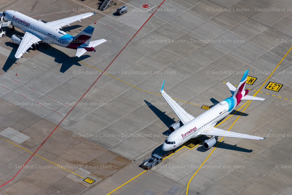 4034438 | FILDERSTADT 22.07.2020 Passagierflugzeuge auf der Parkposition - Abstellfläche auf dem Flughafen in Stuttgart im Bundesland Baden-Württemberg, Deutschland. Weiterführende Informationen bei: Flughafen Stuttgart GmbH. // Passenger airplanes in parking position - parking area at the airport in Stuttgart in the state Baden-Wuerttemberg, Germany. Further information at: Flughafen Stuttgart GmbH. Foto: Gerhard Launer