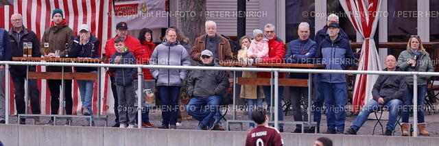 Heimsieg für Tabellen Zwölften gegen Fünften | 10.03.2024 Fussball Gruppenliga Darmstadt Saison 2023 2024 Herren SG Modau - SV Münster (3:1) v. li. Zuschauerreihe (Foto: Peter Henrich) - Realisiert mit Pictrs.com