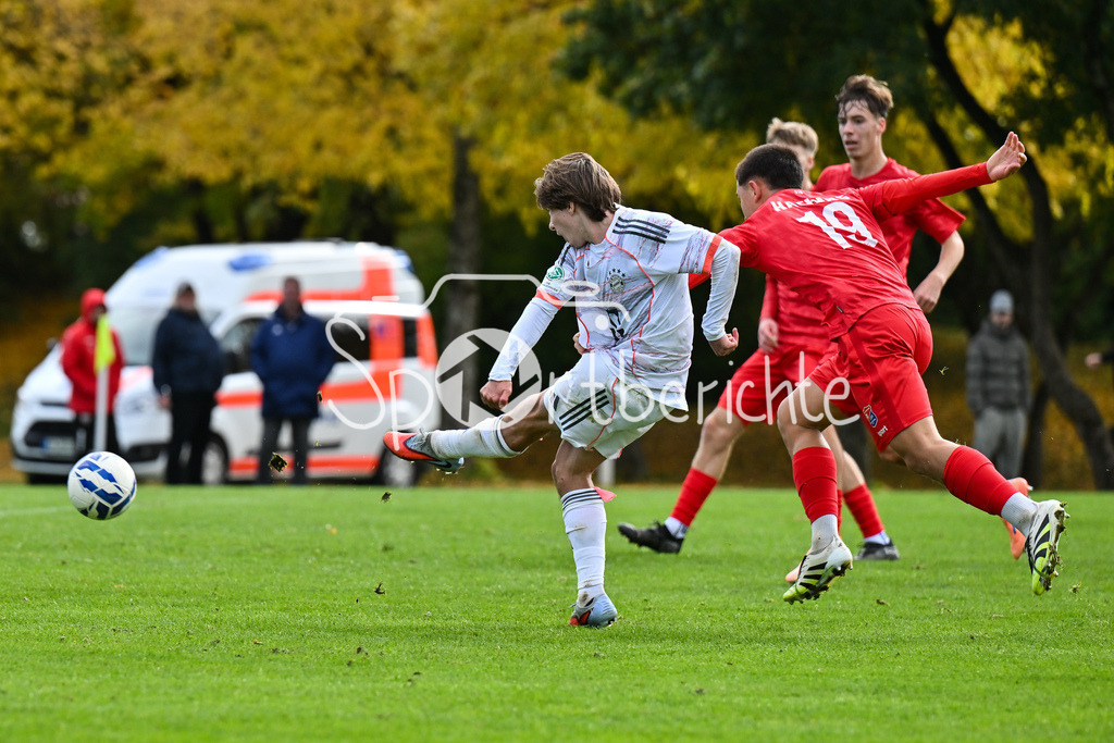 SpVgg Unterhaching U19 - FC Bayern München U19 | In dieser Szene trifft Bohdan OLYCHENKO (FC Bayern München U19 8) zum 1-4 / Tor / Torschuetze / Freude / Happy / U19 DFB Nachwuchsliga: SpVgg Unterhaching - FC Bayern München; Sportschule Oberhaching am 18.10.2025