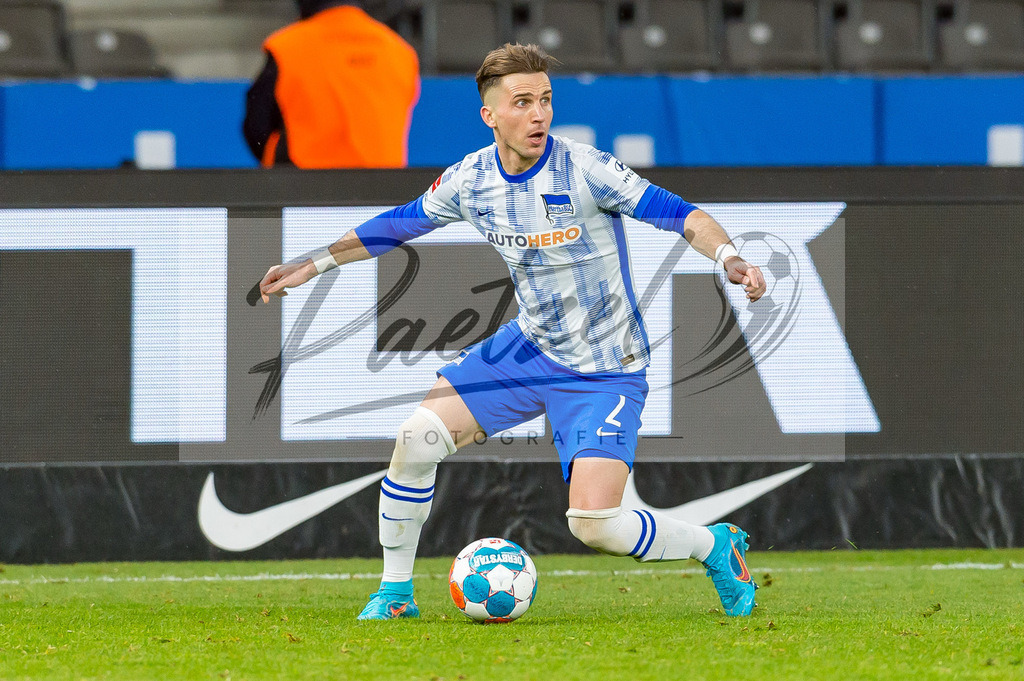 HERBOC20220204_242 | Fussball, Herren: Peter Pekarik (Hertha BSC) in Aktion, am Ball, Einzelaktion bei dem Spiel der 1. Bundesliga zwischen Hertha BSC und VfL Bochum im Olypiastadion am 04.02.2022 in Berlin, Deutschland.DFB / DFL REGULATIONS PROHIBIT ANY USE OF PHOTOGRAPHS AS IMAGE SEQUENCES AND/OR QUASI-VIDEO. - Realisiert mit Pictrs.com