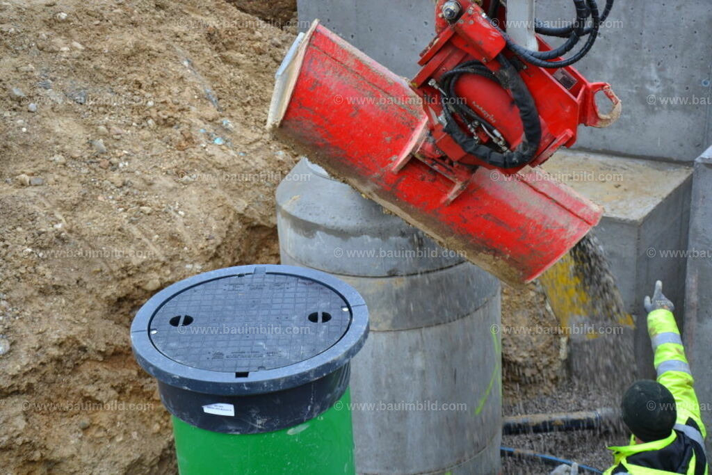 bib-lg03-abwasserkanal-0087 | Nach LV-Leistungsgruppen sortierte Detailfotos über den Bau eines Hauses. Alle Hausbau-Bilder direkt vom Urheber und Autor der Website Haus-Selber-Bauen.com