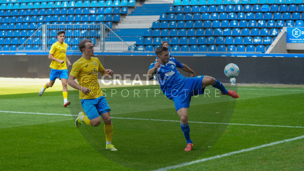 Fußball, Herren, Saison 2025/2026, Regionalliga Nordost, 3. Spieltag, 1.FC Magdeburg II vs. FSV 63 Luckenwalde, Samstag 09.08.2025, Avnet Arena Magdeburg | Fußball, Herren, Saison 2025/2026, Regionalliga Nordost, 3. Spieltag, 1.FC Magdeburg II vs. FSV 63 Luckenwalde, Samstag 09.08.2025, Avnet Arena Magdeburg, Im Bild: Remo Merke (l. Luckenwalde) und Robert Leipertz (r. Magdeburg) - Realisiert mit Pictrs.com