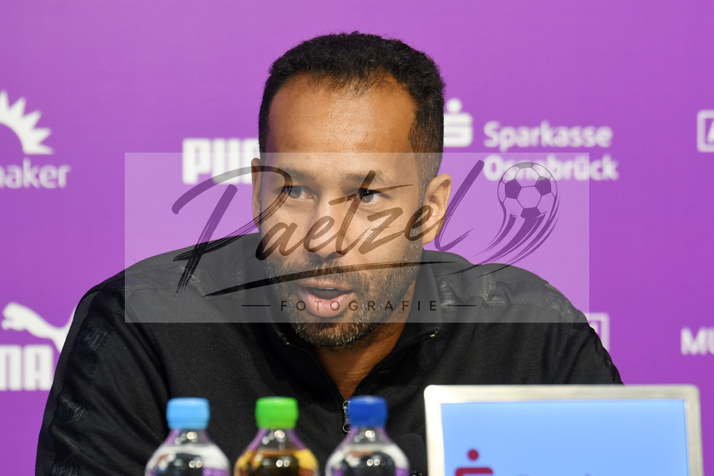 20200206_PKOSNA_0029 | Fußball, Herren: Trainer Daniel Thioune (VfL Osnabrueck) schaut waehrend der Pressekonferenz des VfL Osnabrueck im Stadion an der Bremer Bruecke am 06.02.2020 in Osnabrueck, Deutschland. - Realisiert mit Pictrs.com