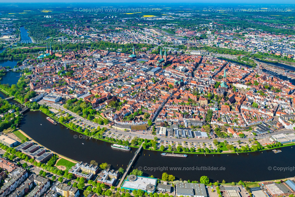 Lübeck_Altstadt_ELS_4838010524 | LüBECK 01.05.2024 Altstadtbereich und Innenstadtzentrum im Ortsteil Altstadt in Lübeck im Bundesland Schleswig-Holstein, Deutschland. Weiterführende Informationen bei: Hansestadt LÜBECK. // Old Town area and city center in the district Altstadt in Luebeck in the state Schleswig-Holstein, Germany. Further information at: Hansestadt LUeBECK. Foto: Martin Elsen