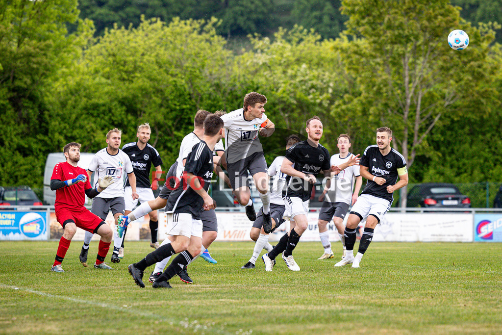 SG Hungerbach gegen SG Aying/Helfendorf | Fußball Herren Klasseliga Gruppe 1 Zugspitze 2025/26, SG Hungerbach gegen SG Aying/Helfendorf, 20250517,Maximilian TAFERTSHOFER (SG Hungerbach 6) klärt vor dem Tor, Kopfball,2025-05-17 in Oberhausen (Sportplatz Oberhausen), Maximilian TAFERTSHOFER (SG Hungerbach 6)Copyright: WolfgangxLindner www.foto-lindner.de