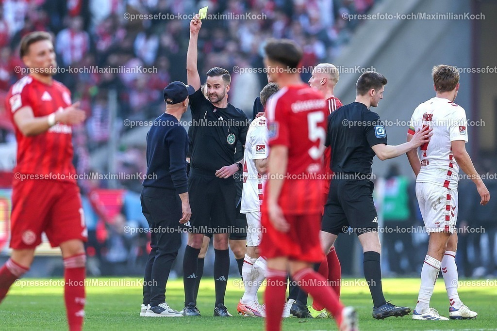 1FC23022501069 | 23.02.2025, Fußball, 1. FC Köln - Fortuna Düsseldorf, 2.. Fußball Bundesliga, 23. Spieltag, RheinEnergie-STADION, Saison 2024 2025: Schiedsrichter Michael Bacher zeigt Trainer Gerhard Struber (Cheftrainer 1.FC Köln) nach Abpfiff die Gelbe KarteDFB regulations prohibit any use of photographs as image sequences and or quasi-video.