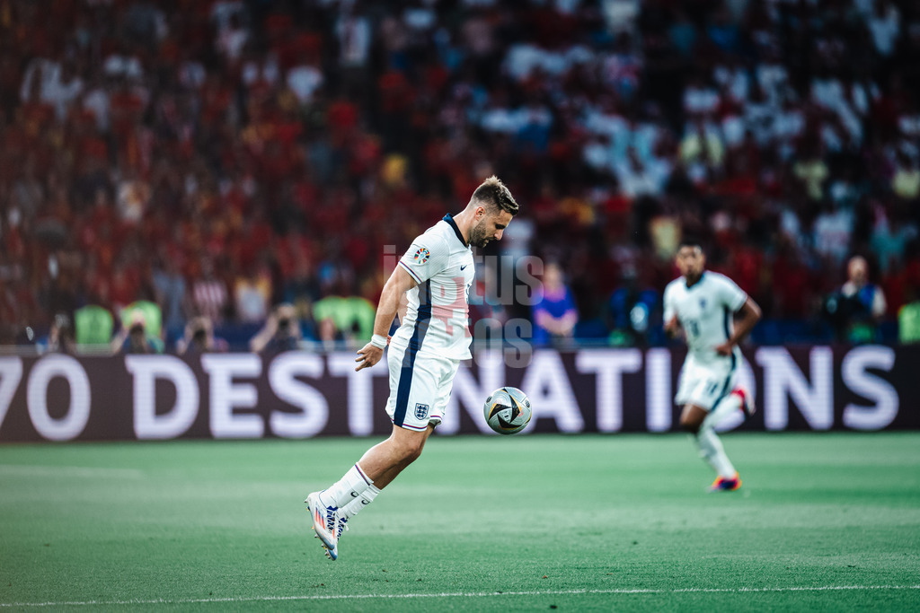 Fußball | Herren | UEFA-Fußball-Europameisterschaft 2024 | Finale | Spanien vs. England | 14.07.2024 | Luke Shaw (#3, England) nimmt den Ball an