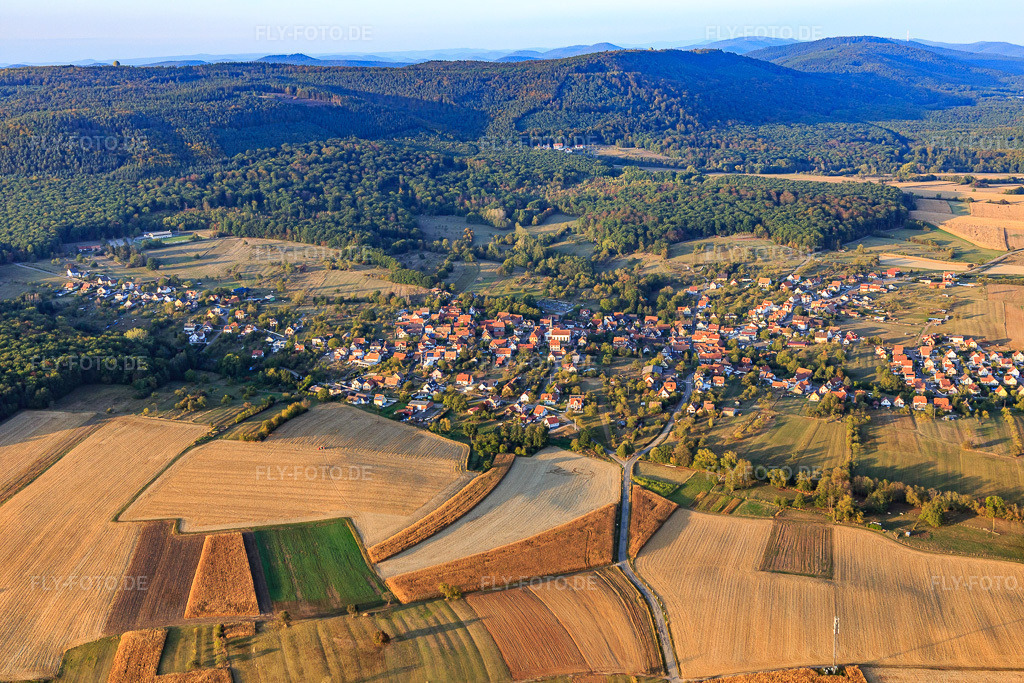 Luftbild: dorfübersicht aus Süden in Lampertsloch im Bundesland Bas-Rhin in Frankreich. – Foto: IMG_123266.jpg vom 30.09.2020 durch Werner Riehm/FLY-FOTO.de – Auflösung des Originals: 5472 x 3648 px