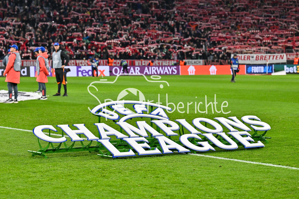 FC Bayern München - Sporting Lissabon | MUNICH, GERMANY - 09. DECEMBER: im Bild der Champions League Schriftzug auf dem Rasen in der Arena vor dem Match zwischen dem FC Bayern München und Sporting Lissabon am 6. Spieltag der UEFA Champions League Ligaphase in der Allianz Arena / Symbolbild