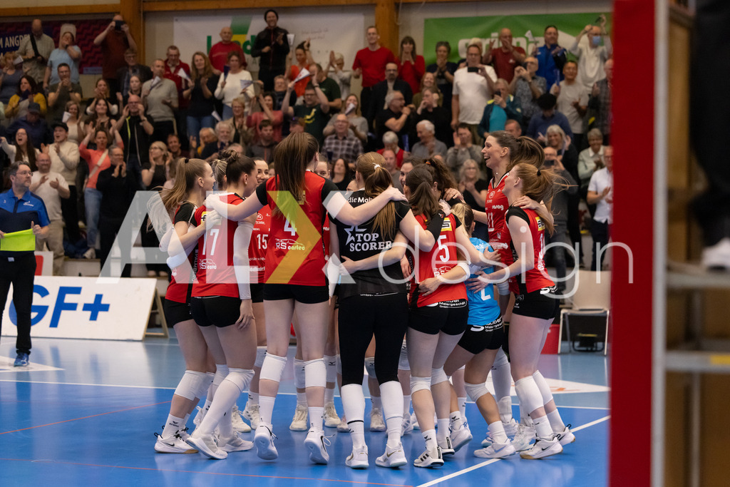 Volleyball I Frauen I Saison 2025-2026 I Volleyball NLA | Women I 1/2 Finals I  VC Kanti Schaffhausen - Sm'Aesch Pfeffingen I 22.03.2026 | Jubel zum Sieg von VC Kanti Schaffhausen - Realisiert mit Pictrs.com