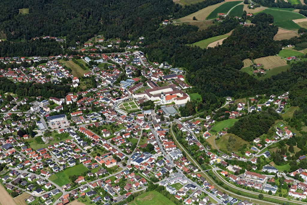 dr__0043479.jpg | METTEN 20.07.2024 Stadtgebiet mit von Wald- und Forstflächen umsäumten Außenbezirken und Innenstadtbereich in Metten im Bundesland Bayern, Deutschland. // Urban area with outskirts and inner city area surrounded by woodland and forest areas in Metten in the state Bavaria, Germany. Foto: Daniel Reiter