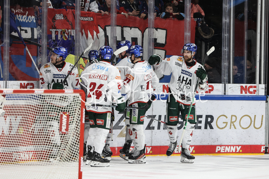 Nürnberg Ice Tigers - Augsburger Panther | Grenzenloser Jubel der Panther nach dem Siegtreffer in der Overtime durch Zachery MITCHELL (AEV #18) / Freude / Happy / Tor / Treffer / Torschuezte
