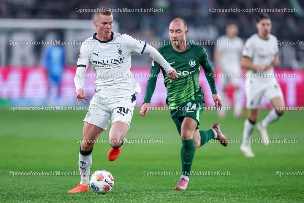 BMG13122501058 | 13.12.2025, Fußball, Borussia Mönchengladbach - VfL Wolfsburg, 1. Fußball Bundesliga, 14.Spieltag, Borussia-Park, Saison 2025 2026: Nico Elvedi&nbsp;(Borussia Mönchengladbach #30) im Zweikampf gegen  Christian Eriksen&nbsp;(VfL Wolfsburg #24)  DFB regulations prohibit any use of photographs as image sequences and or quasi-video.