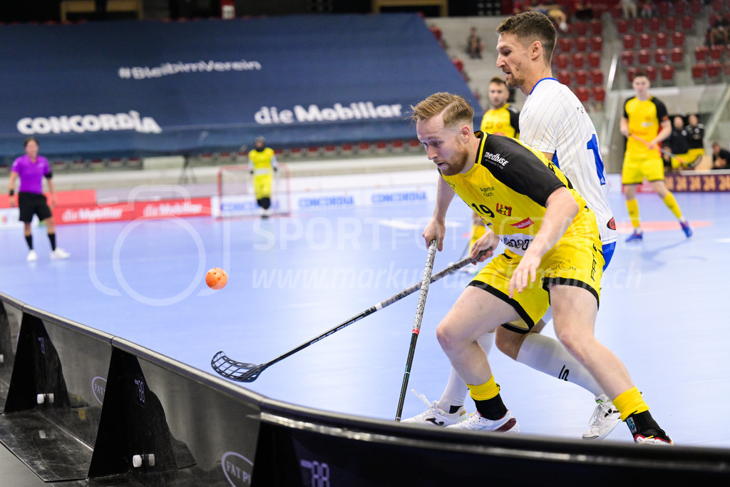GC Unihockey vs HC Rychenberg - 27. August 2022 | GC Unihockey vs HC Rychenberg
AXA Arena, Winterthur
Noah Püntener (#19 HC Rychenberg) bedrängt von Daniel Steiger (#19 GC Unihockey).
Bild: Sportfotografie Markus Aeschimann | www.markus-aeschimann.ch - Realisiert mit Pictrs.com