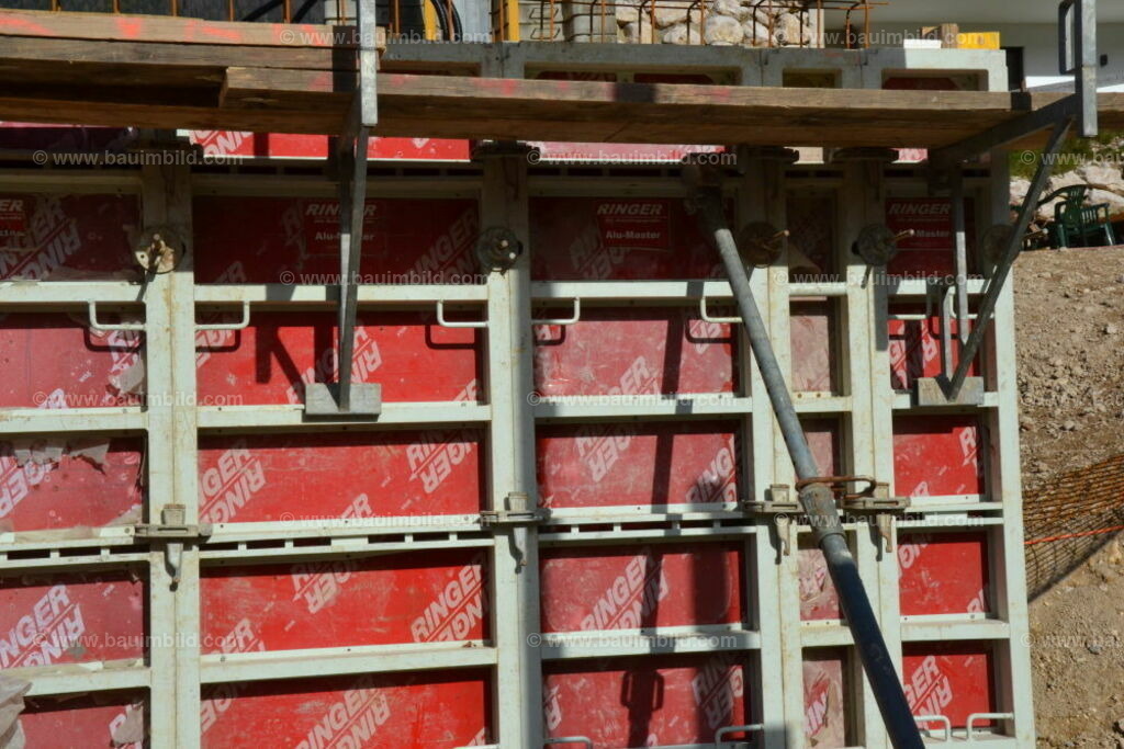 bib-lg04-betonarbeiten-0621 | Nach LV-Leistungsgruppen sortierte Detailfotos über den Bau eines Hauses. Alle Hausbau-Bilder direkt vom Urheber und Autor der Website Haus-Selber-Bauen.com
