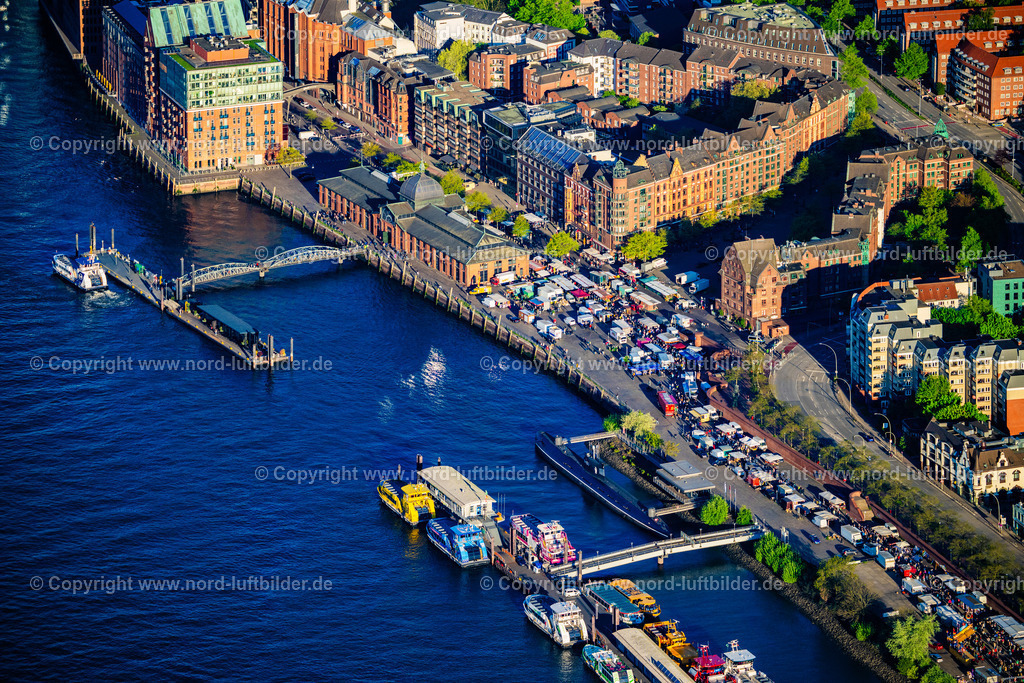 Hamburg_Altona_Fischmarkt_Fischauktionshalle_ELS_0857270425 | HAMBURG 27.04.2025 Besucher und Marktbeschicker St. Pauli Fischmarkt im Ortsteil Altonaer Fischmarkt in Hamburg, Deutschland. Weiterführende Informationen bei: Hafen Hamburg Marketing e.V. (HHM),  hamburg.de GmbH & Co. KG. // Visitors and market patrons at the St. Pauli fish market in the Altonaer Fischmarkt district in Hamburg, Germany. Further information at: Hafen Hamburg Marketing e.V. (HHM),  hamburg.de GmbH & Co. KG. Foto: Martin Elsen