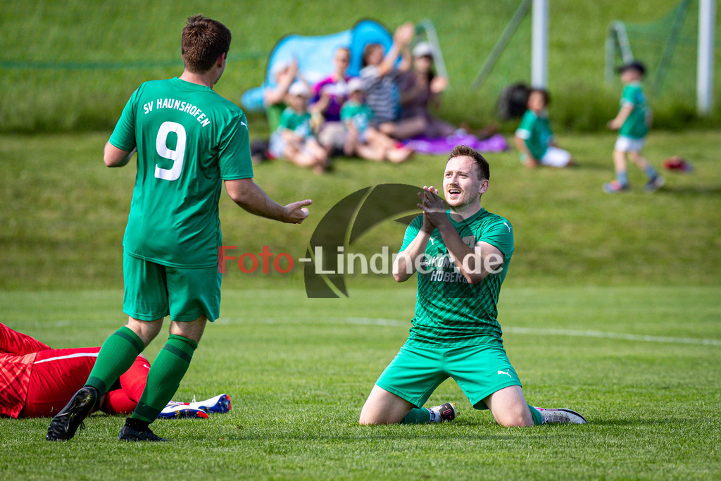 SV Haunshofen gegen ASV Gerentsried | Fußball Herren Kreisklasse Gruppe 3 Zugspitze 2024/25, SV Haunshofen gegen ASV Gerentsried, 20250531,Torjubel Christian SCHUSTER (SV Haunshofen 10), Bedankt sich für den Pass,2025-05-31 in Haunshofen (Sportplatz Haunshofen), Christian SCHUSTER (SV Haunshofen 10), Magnus KROIHER (SV Haunshofen 9)Copyright: WolfgangxLindner www.foto-lindner.de