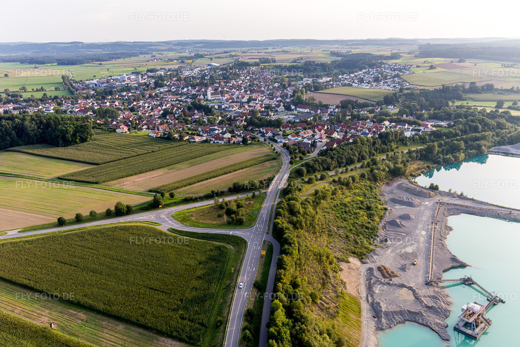 Luftbild: See- Uferbereichen der Kiesgrube in Ostrach im Bundesland Baden-Württemberg in Deutschland. Foto: IMG_102922.jpg vom 26.08.2017 durch Werner Riehm/FLY-FOTO.de