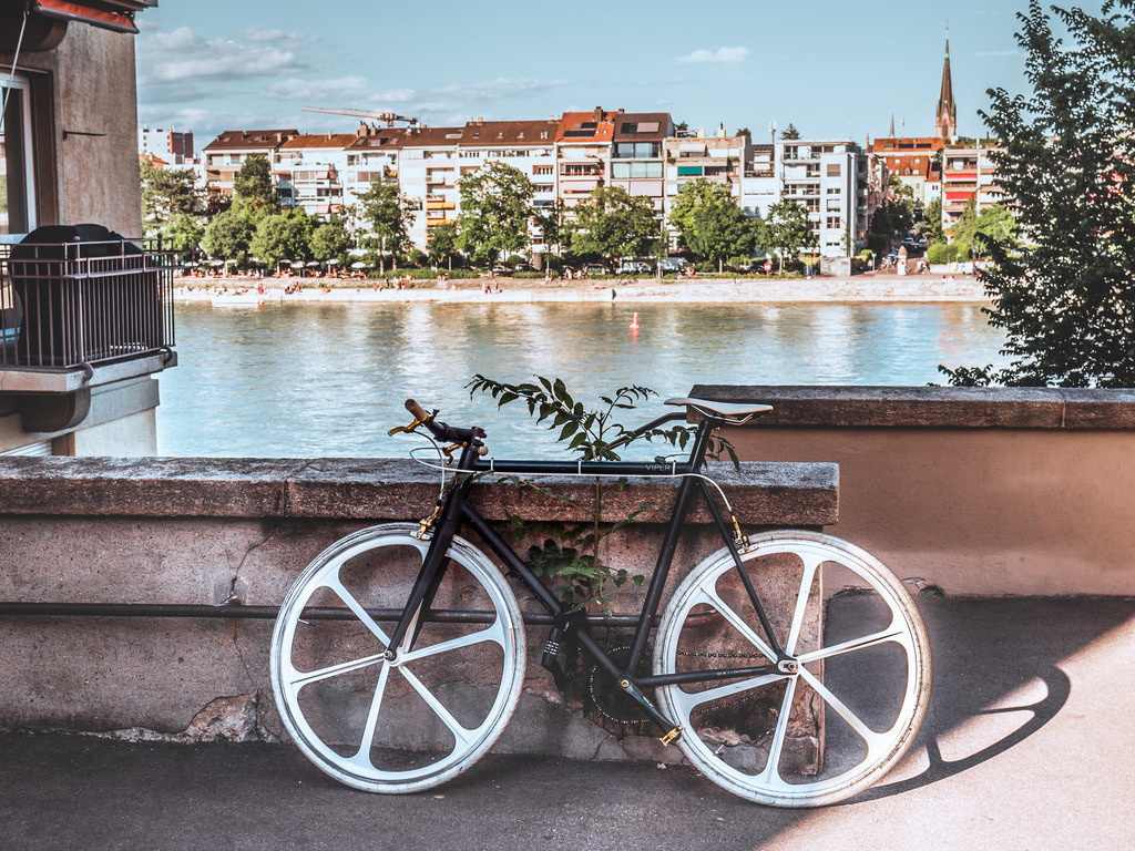 Blick auf das Kleinbasler Rheinufer | Schöne Fotografien aus der Stadt und der Natur zum bestellen oder selber hochladen. Druck auf Foto, Postkarte, Kalender, FineArt Hahnemühle, Alu-Dibond , Akustikbilder zur Absorption von Schall und Lärm etc. - Realisiert mit Pictrs.com