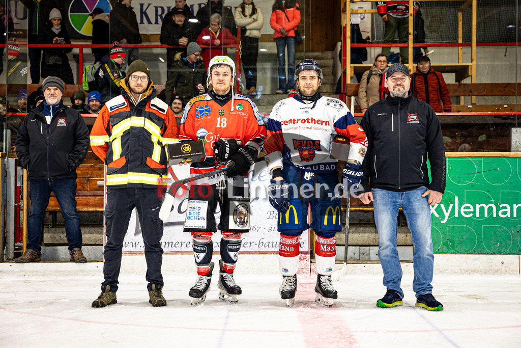 TSV Peißenberg MINERS gegen VfE Ulm/Neu Ulm DEVILS | Eishockey Bayernliga Herren Vorrunde 2024/25, TSV Peißenberg MINERS gegen VfE Ulm/Neu Ulm DEVILS, 20250105,Ehrung Spieler des Spiels,2025-01-05 in Peißenberg (Eisstadion Peißenberg)Copyright: WolfgangxLindner foto-lindner.de
