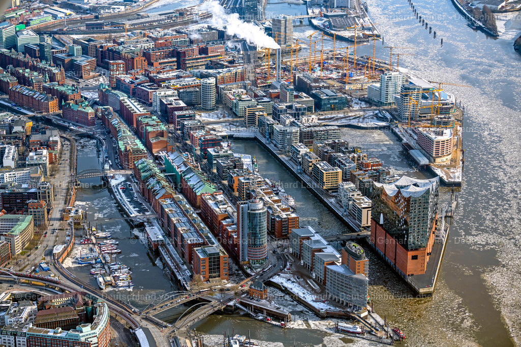 4044764 | HAMBURG 14.02.2021 Stadtzentrum im Innenstadtbereich am Ufer des Flußverlaufes der Elbe an der Speicherstadt im Ortsteil HafenCity in Hamburg, Deutschland. // City center in the downtown area on the banks of river course of Elbe on Speicherstadt in the district HafenCity in Hamburg, Germany. Foto: Gerhard Launer