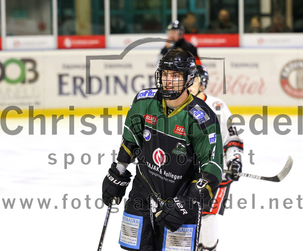 2022-09-30_107_TSV_Erding_gegen_EV_Dingolfing | Erding, Deutschland, 30.09.2022:
Eishockey, Bayernliga 2022 / 2023, Testspiel, TSV Erding gegen EV Dingolfing, Endergebnis: 3:4

Simon Franz (Erding Gladiators, #4)

Foto: Christian Riedel / fotografie-riedel.net