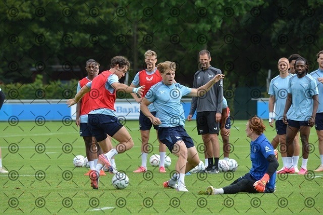 RGE_0152 | Hertha BSC, 2.Bundesliga, Herren, Fußball, Training auf dem Schenckendorffplatz, Dienstag 18.08. 2026, Saison 2026/27,  im Bild von li.  Linus Gechter ( Hertha BSC ), Niklas Hildebrandt ( Hertha BSC ),  Fotograf: Ralf Gebhardt - Realisiert mit Pictrs.com