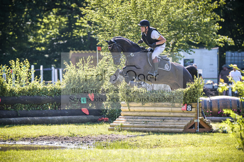DOS_7129 | Entdecke hochwertige Reitturnierfotos von Foto Oger. Professionell, emotional und authentisch – jetzt Lieblingsmomente im Shop bestellen.Deutschlandweite Turnierfotografie. - Realisiert mit Pictrs.com