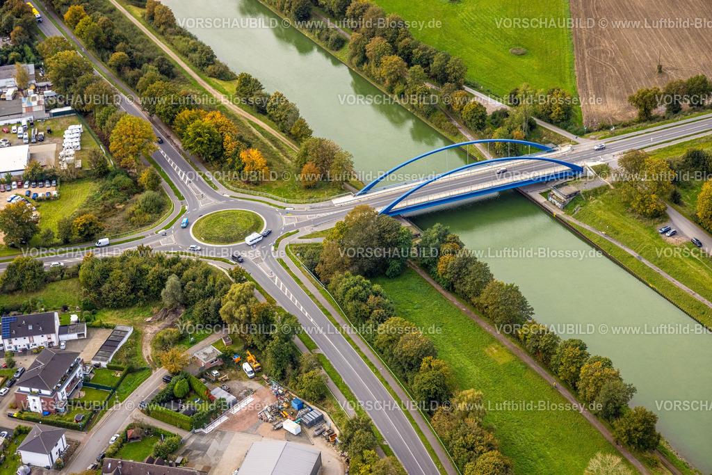 Huenxe241009656 | Luftbild, Kreisverkehr und blaue Kanalbrücke Dinslakener Straße über den Wesel-Datteln-Kanal, Weseler Straße und herbstliche Bäume, Hünxe, Niederrhein, Nordrhein-Westfalen, Deutschland