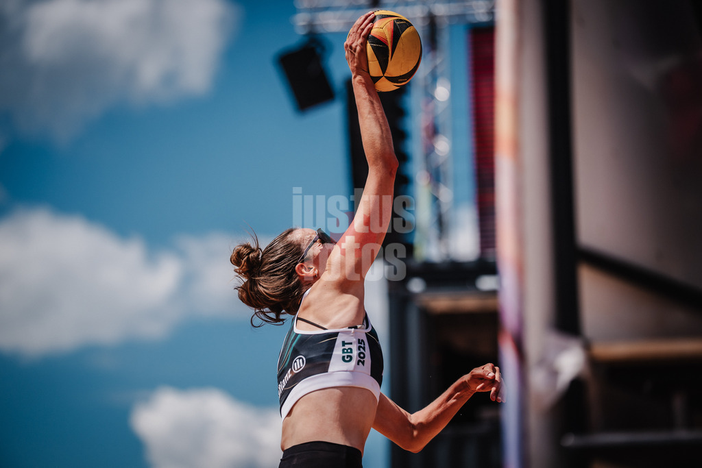Beachvolleyball | Frauen | Allianz German Beach Tour 2025 | Tourstop München | 10.07.2025 | Christine Aulenbrock beim Angriff