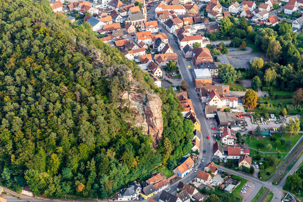 Luftbild: Jungfernsprung in Dahn im Bundesland Rheinland-Pfalz in Deutschland. Foto: IMG_139062.jpg vom 30.09.2023 durch Werner Riehm/FLY-FOTO.deWWW.APOJUNGFERNSPRUNG.DE