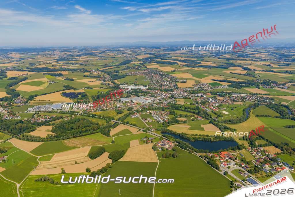 Luftaufnahme der Stadt Ruhstorf an der Rott - Die Luftaufnahme wurde 2025 vom UL-Flugzeug heraus erstellt ( keine Drohne ) - Hochauflösende Luftaufnahme - für professionelle Ausdrucke geeignet. Die Geschenkidee !Mit Lizenz und Bildrechte bestellbar