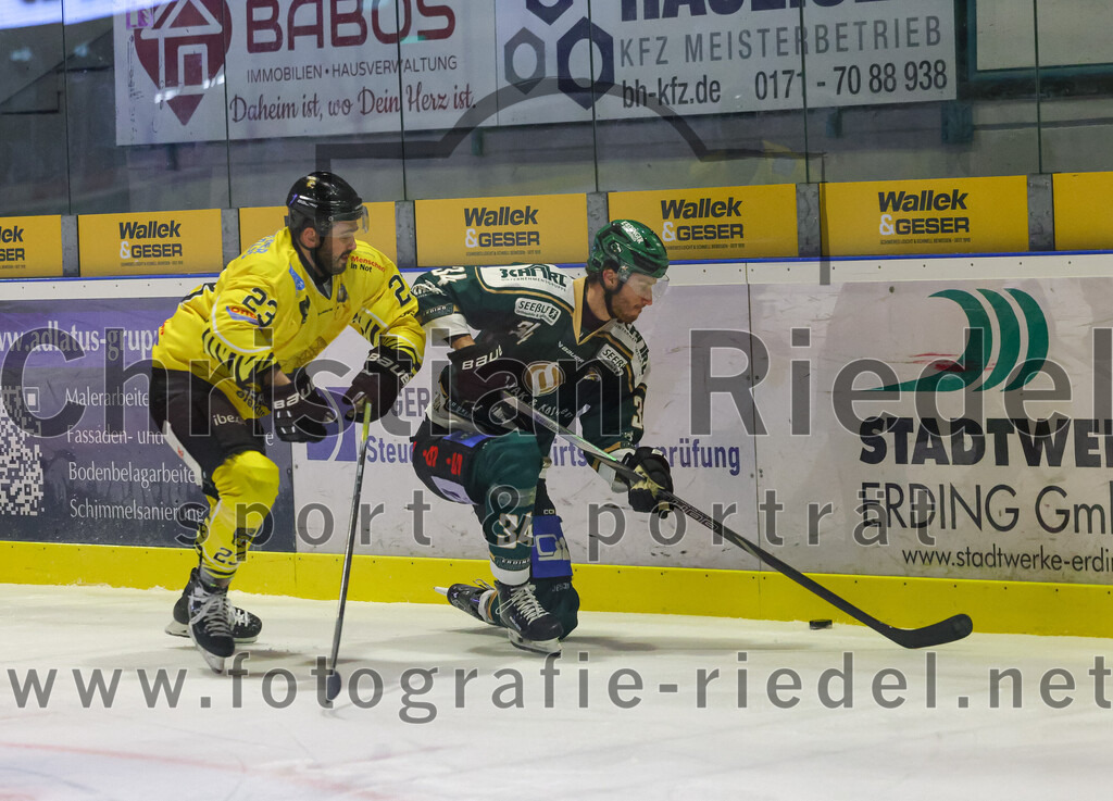 2025-12-28_077_TSV_Erding_gegen_onesto_Tigers_Bayreuth | Erding, Deutschland, 28.12.2025:Eishockey, Oberliga Süd 2025 / 2026, 31. Spieltag, TSV Erding gegen onesto Tigers Bayreuth, Endergebnis: 6:5 n.V.Aiden Brown (onesto Tigers Bayreuth, #23), Bastian Cramer (Erding Gladiators, #34)Foto: Christian Riedel / fotografie-riedel.net